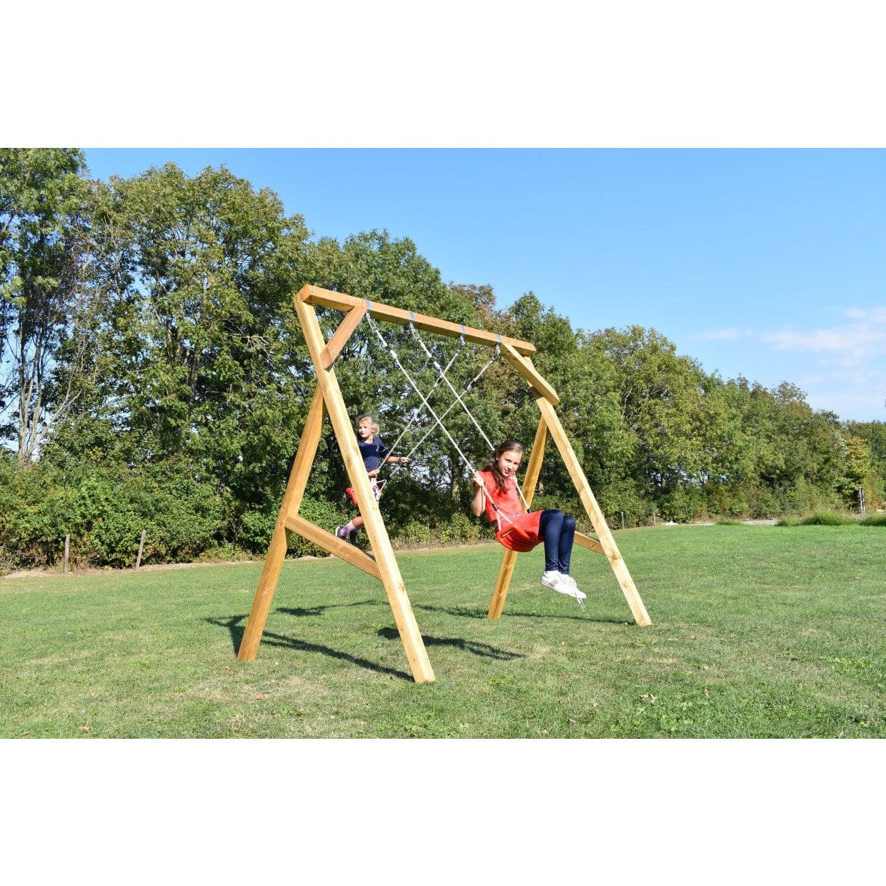 Schaukel Sky von Sanilu Garten - Zwei Kinder schaukeln im Garten
